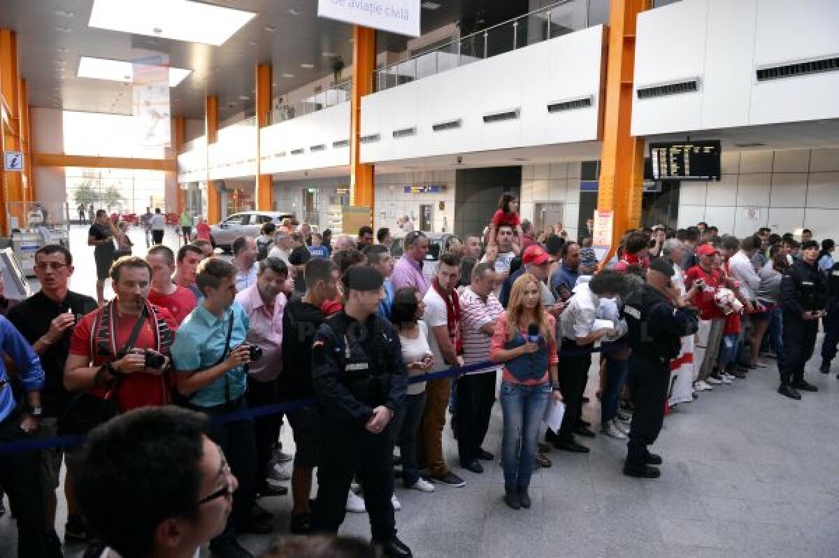 FOTO Manchester provoacă isterie la Cluj » Jucătorii lui Ferguson aşteptaţi de fani pe aeroport