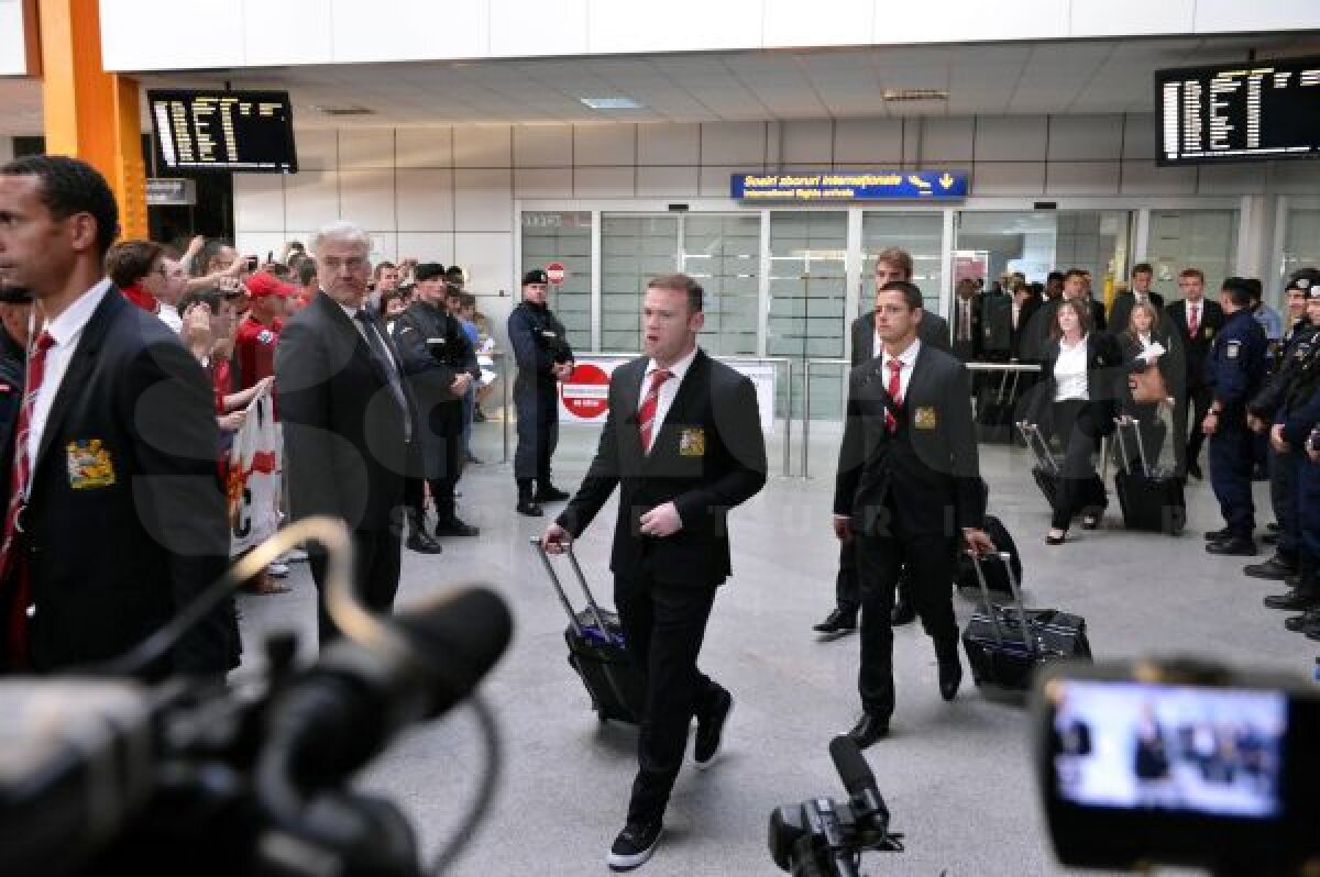 FOTO Manchester provoacă isterie la Cluj » Jucătorii lui Ferguson aşteptaţi de fani pe aeroport