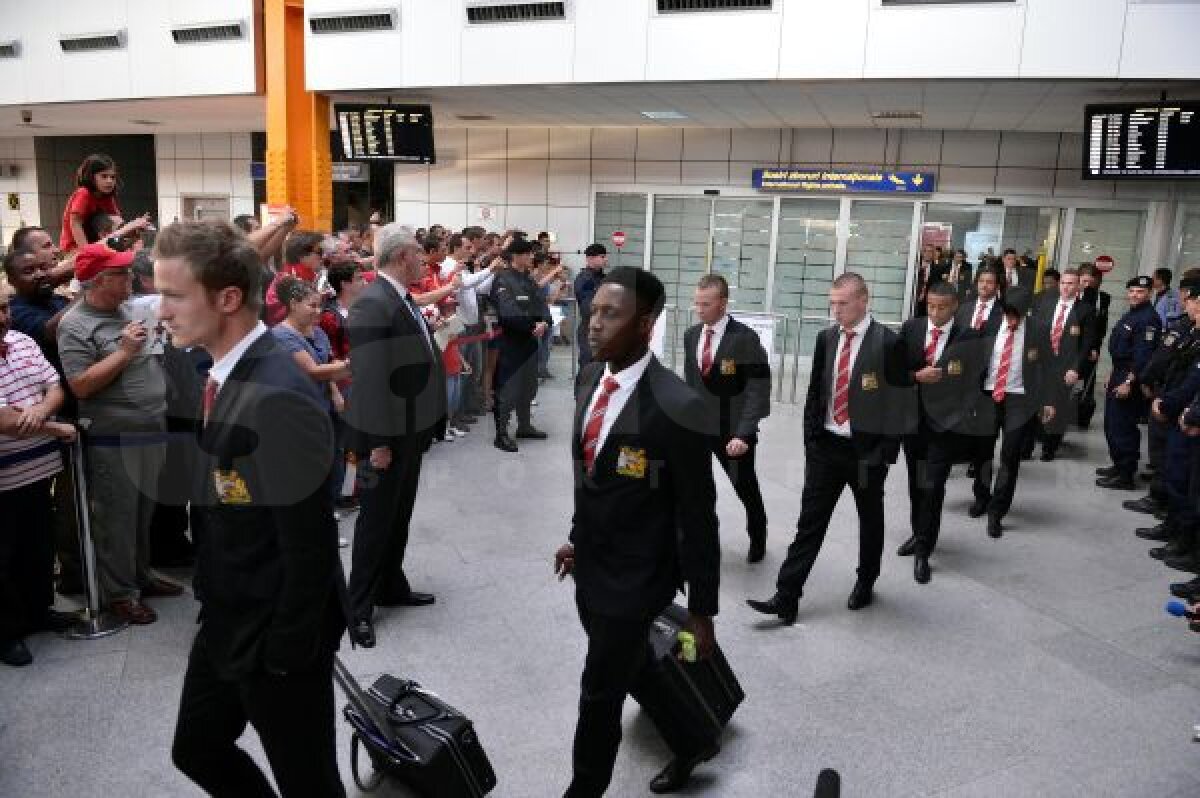 FOTO Manchester provoacă isterie la Cluj » Jucătorii lui Ferguson aşteptaţi de fani pe aeroport