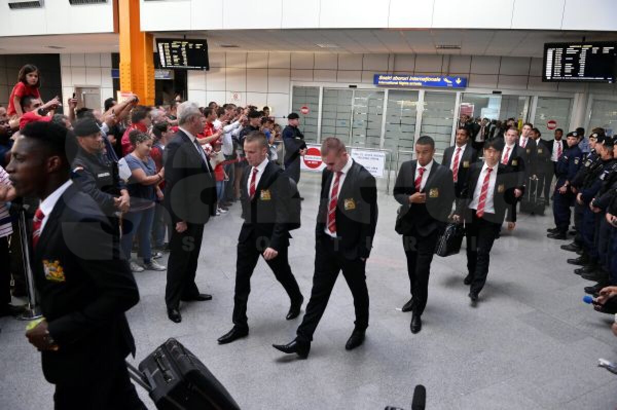 FOTO Manchester provoacă isterie la Cluj » Jucătorii lui Ferguson aşteptaţi de fani pe aeroport