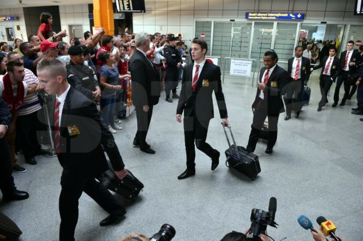 FOTO Manchester provoacă isterie la Cluj » Jucătorii lui Ferguson aşteptaţi de fani pe aeroport