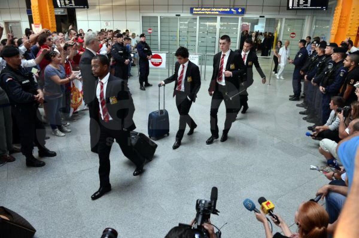 FOTO Manchester provoacă isterie la Cluj » Jucătorii lui Ferguson aşteptaţi de fani pe aeroport