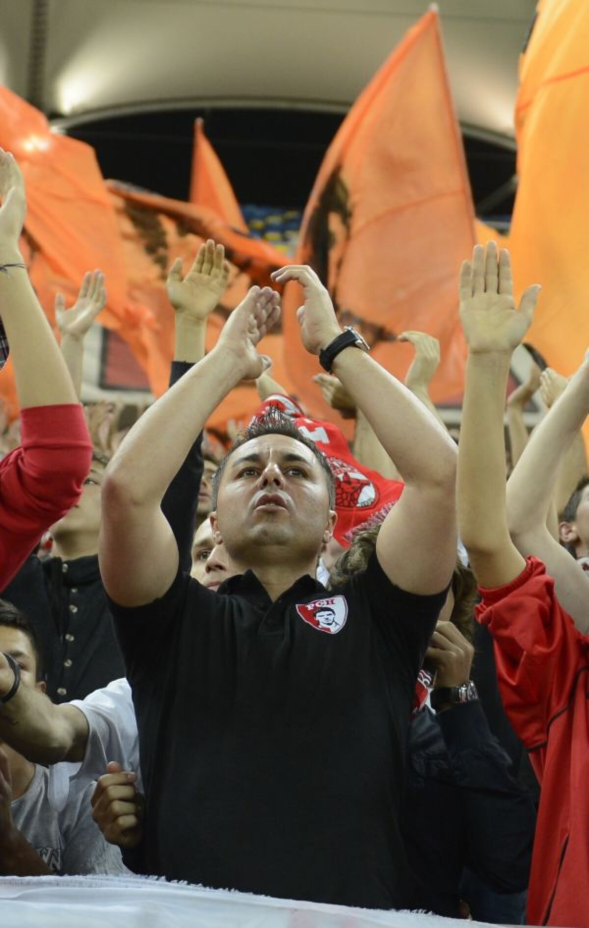 FOTO Ultras pentru o zi » Florentin Petre a urmărit meciul cu Pandurii din Peluza "Cătălin Hîldan"