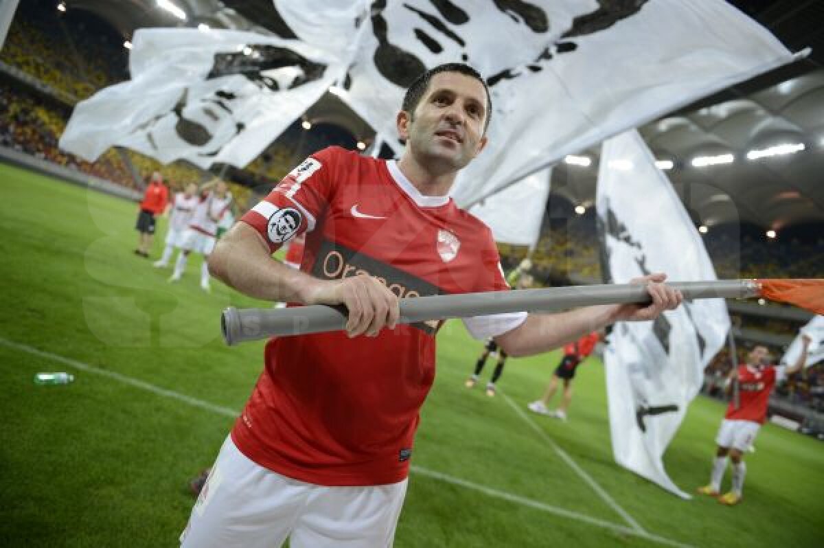 FOTO Imagini emoţionante » Jucătorii dinamovişti au fluturat steaguri cu chipul lui Hîldan