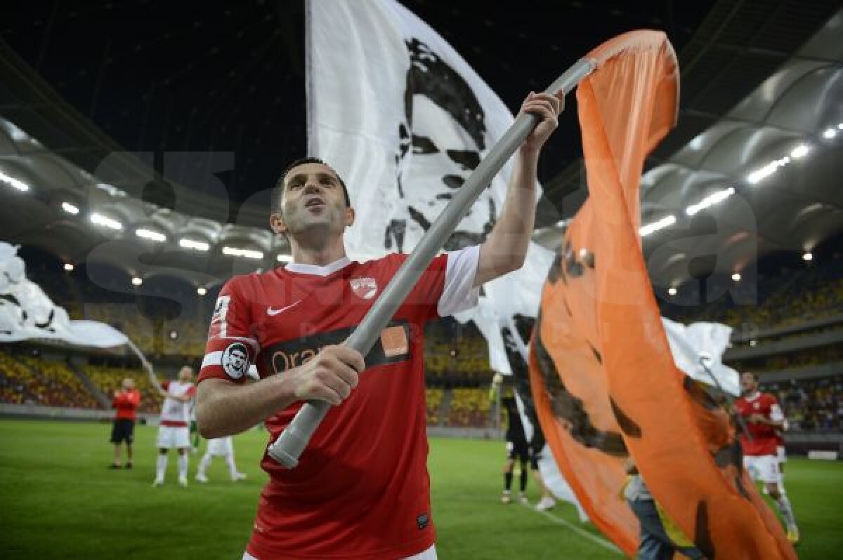 FOTO Imagini emoţionante » Jucătorii dinamovişti au fluturat steaguri cu chipul lui Hîldan