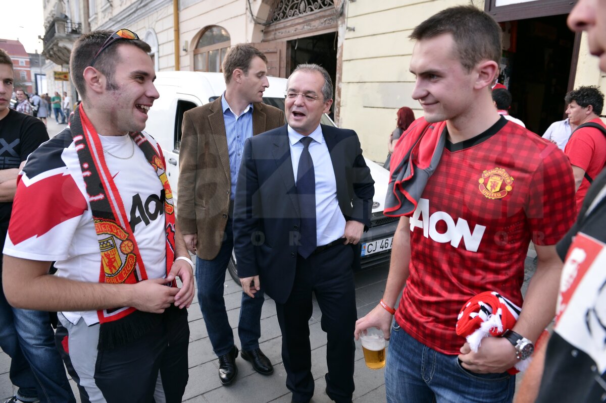 FOTO Suporterii lui Manchester United au golit toate dozatoarele de bere » "Diavolii" s-au simţit ca în Anglia la Cluj