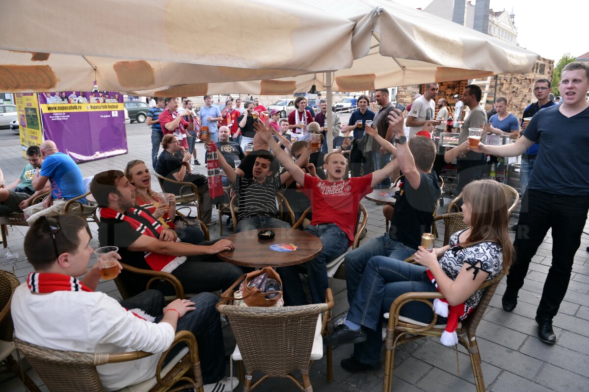 FOTO Suporterii lui Manchester United au golit toate dozatoarele de bere » "Diavolii" s-au simţit ca în Anglia la Cluj