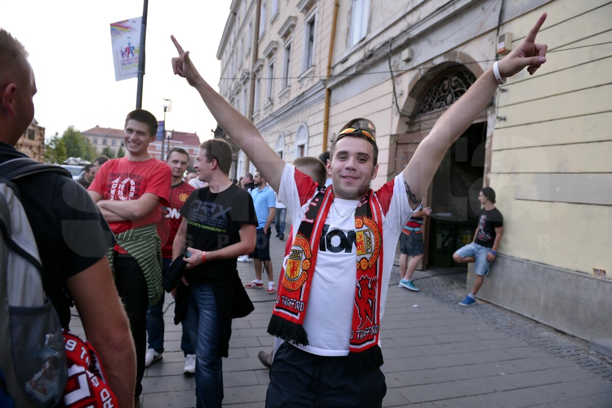 FOTO Suporterii lui Manchester United au golit toate dozatoarele de bere » "Diavolii" s-au simţit ca în Anglia la Cluj