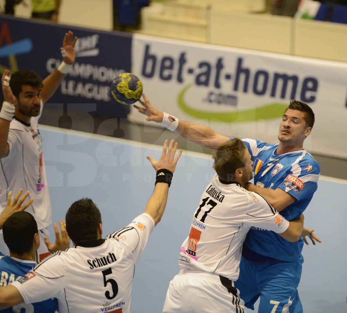 FOTO ŞI VIDEO HCM a pierdut şi meciul doi din Liga Campionilor cu MKB Veszprem (27-37) şi ocupă ultimul loc în grupă