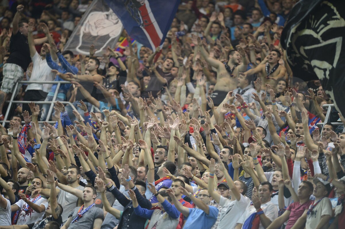 FOTO Atmosferă senzaţională pe Naţional Arena » Spectacolul suporterilor şi o apariţie surpriză :D