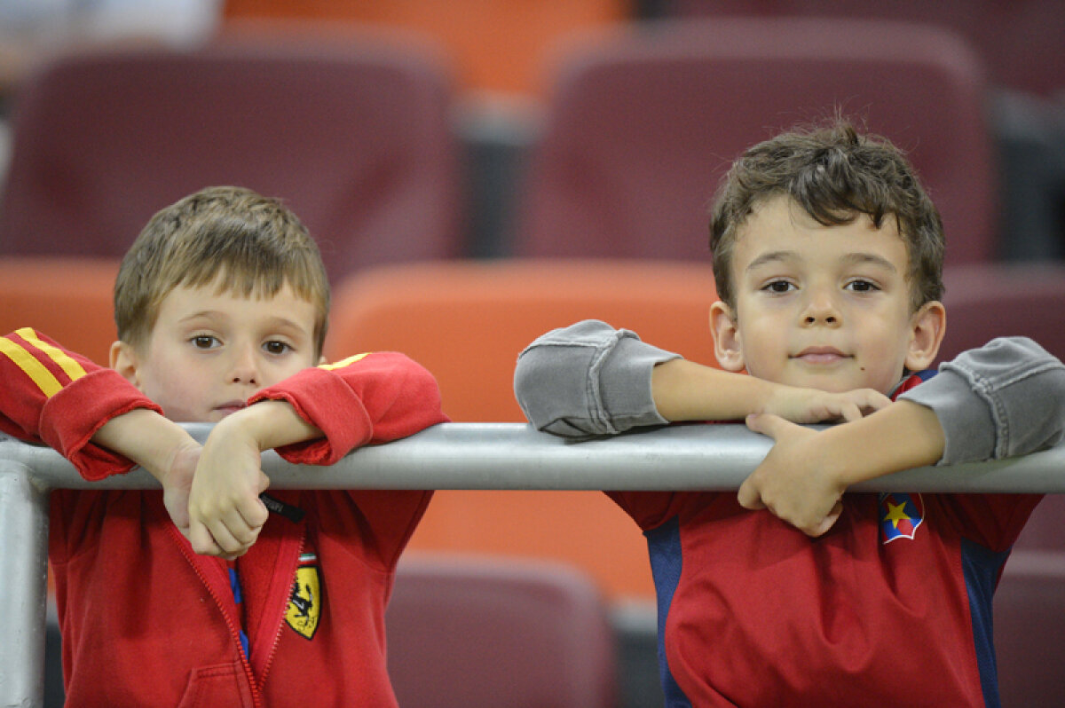 FOTO România, România! » Peste 35.000 de suporteri au susţinut Steaua la meciul cu CFR