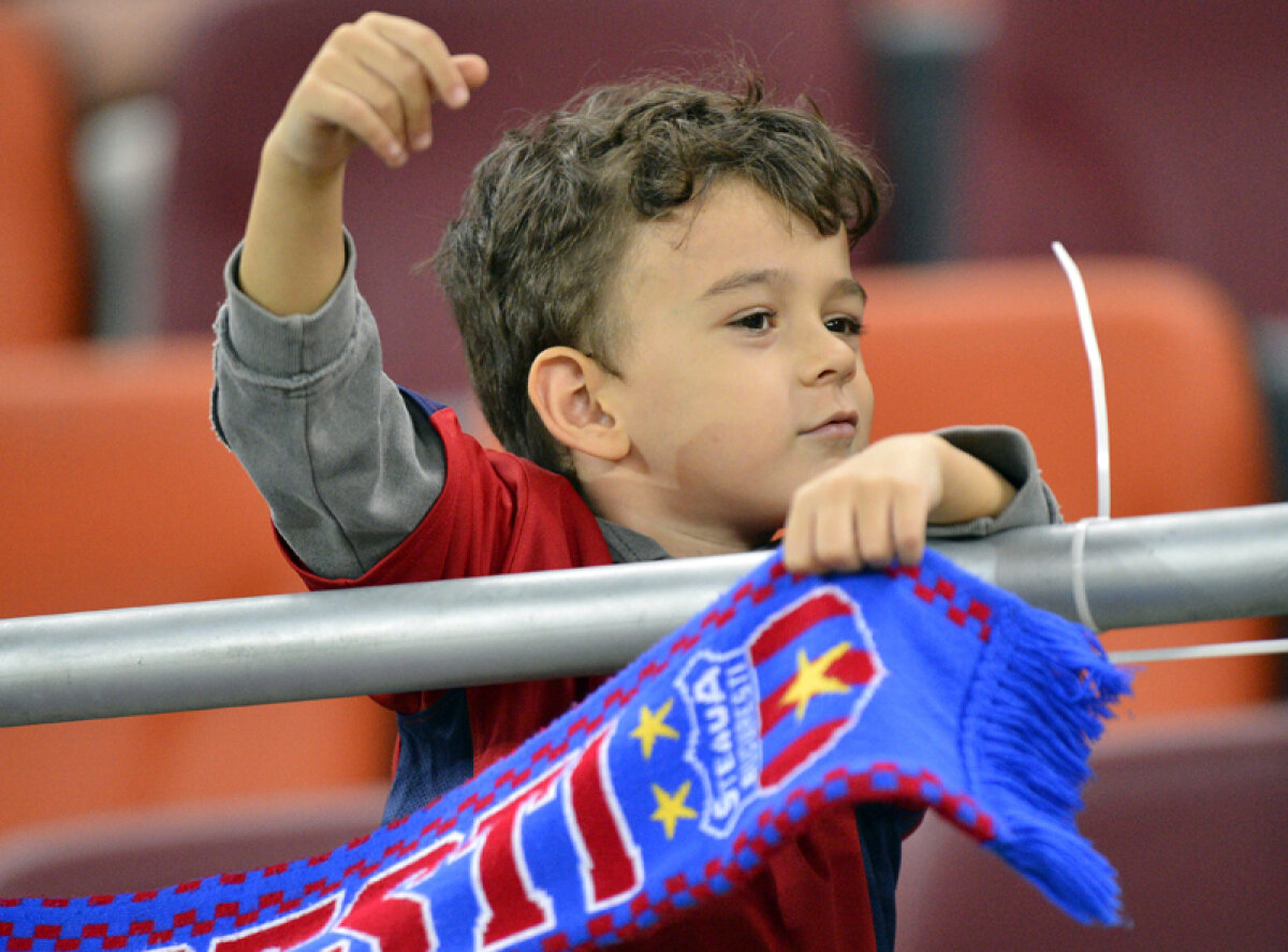 FOTO România, România! » Peste 35.000 de suporteri au susţinut Steaua la meciul cu CFR