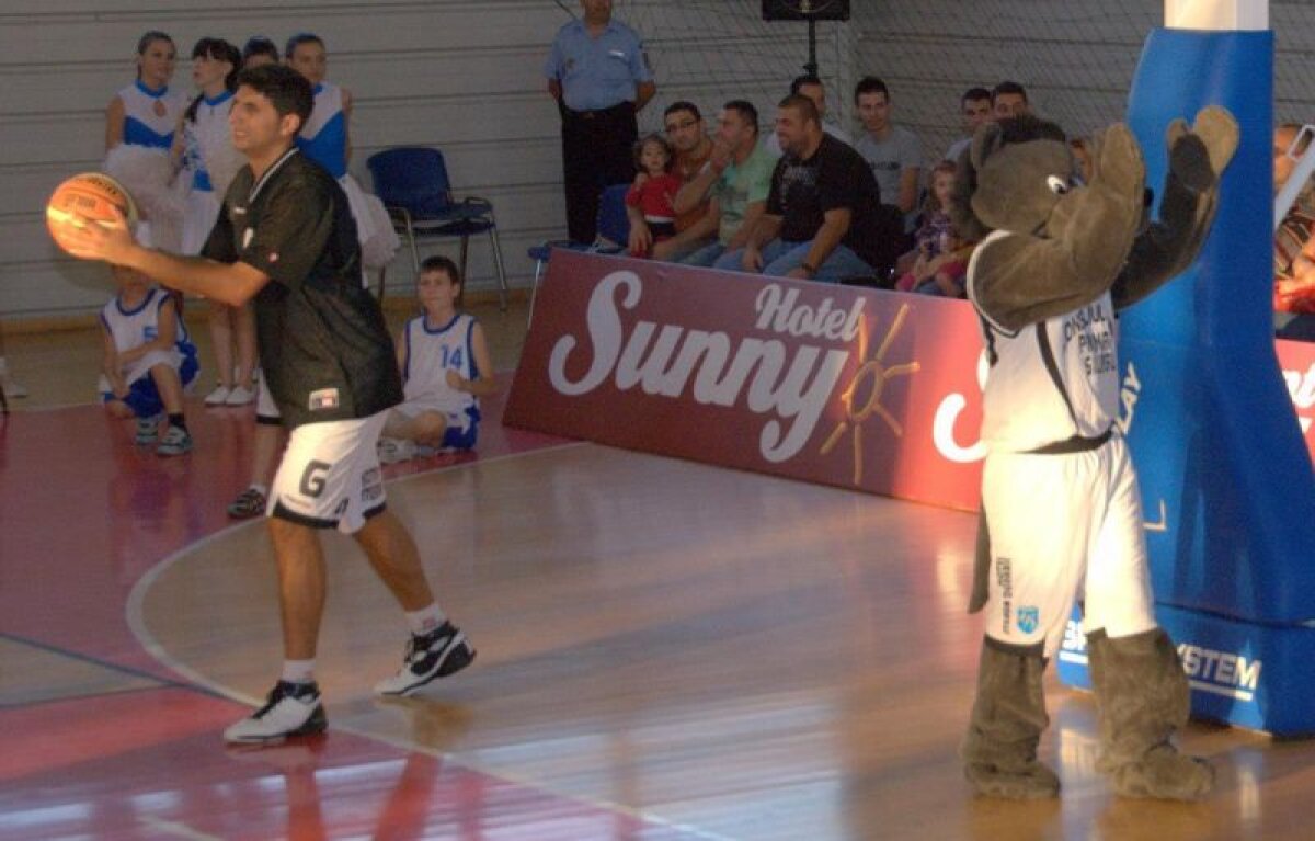 A-nnebunit lupul! » Decizia drastică luată de arbitrii unei partide: au eliminat mascota! :D