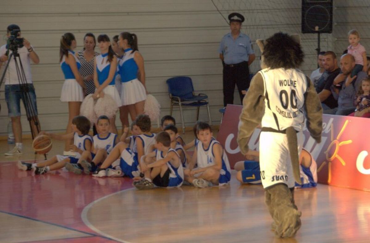 A-nnebunit lupul! » Decizia drastică luată de arbitrii unei partide: au eliminat mascota! :D