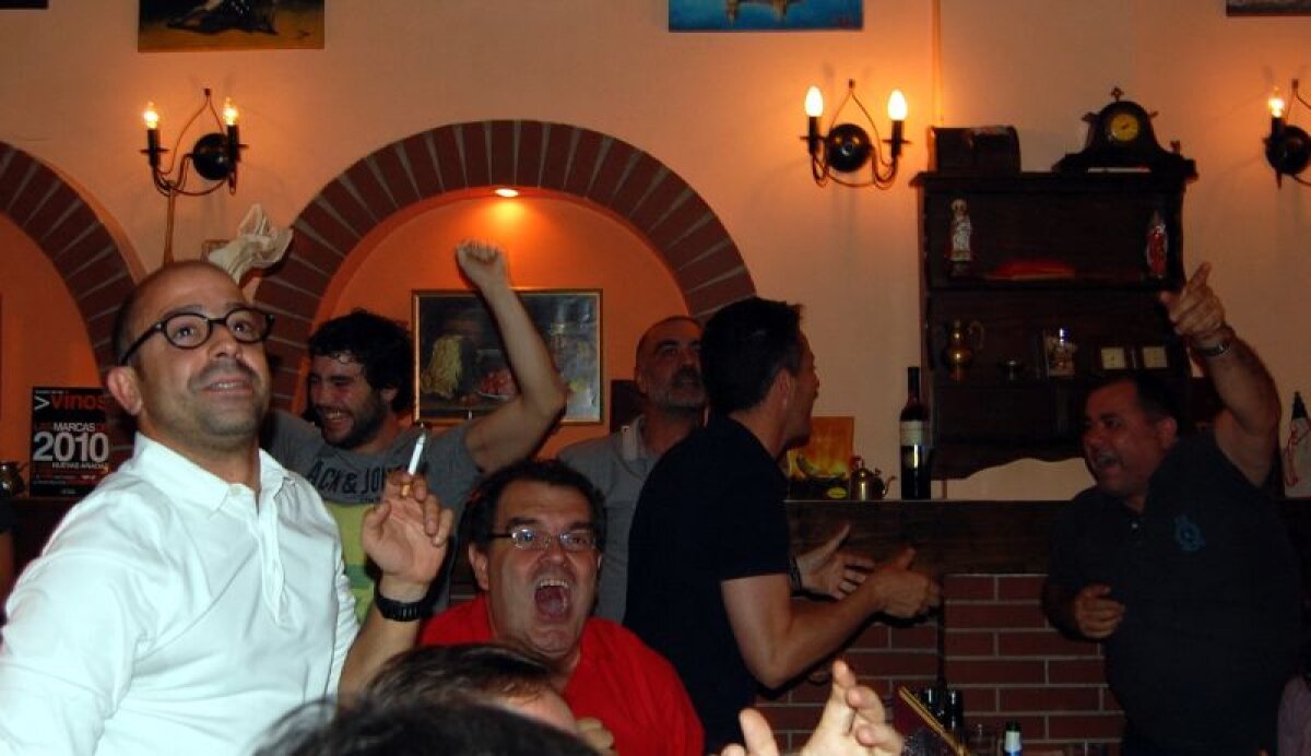 VIDEO Fotbal nebun cu bere şi paella » Cum s-a văzut El Clasico într-un restaurant din Bucureşti plin de madrileni