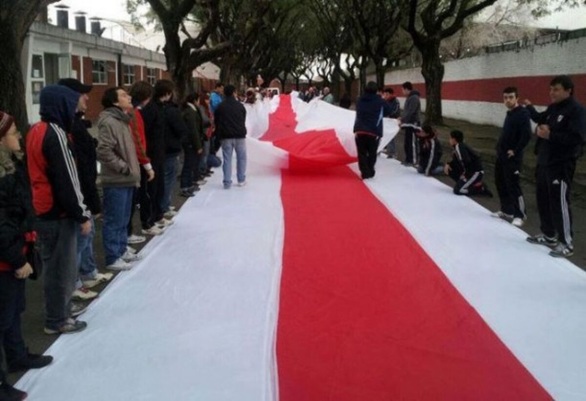 VIDEO şi FOTO River Plate a intrat în Cartea Recordurilor! 100.000 de fani au desfăşurat pe străzi cel mai mare steag din lume