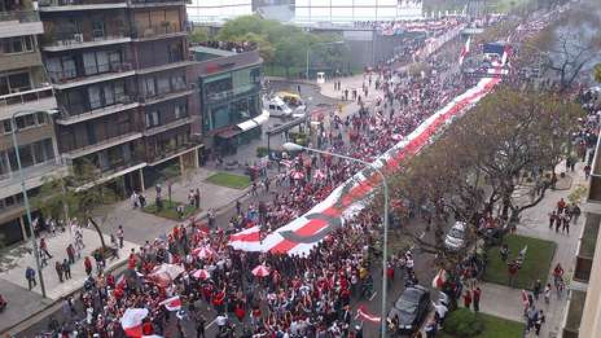 VIDEO şi FOTO River Plate a intrat în Cartea Recordurilor! 100.000 de fani au desfăşurat pe străzi cel mai mare steag din lume