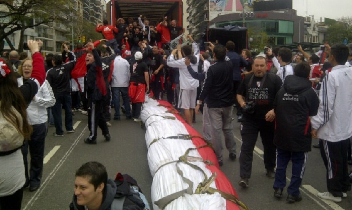 VIDEO şi FOTO River Plate a intrat în Cartea Recordurilor! 100.000 de fani au desfăşurat pe străzi cel mai mare steag din lume