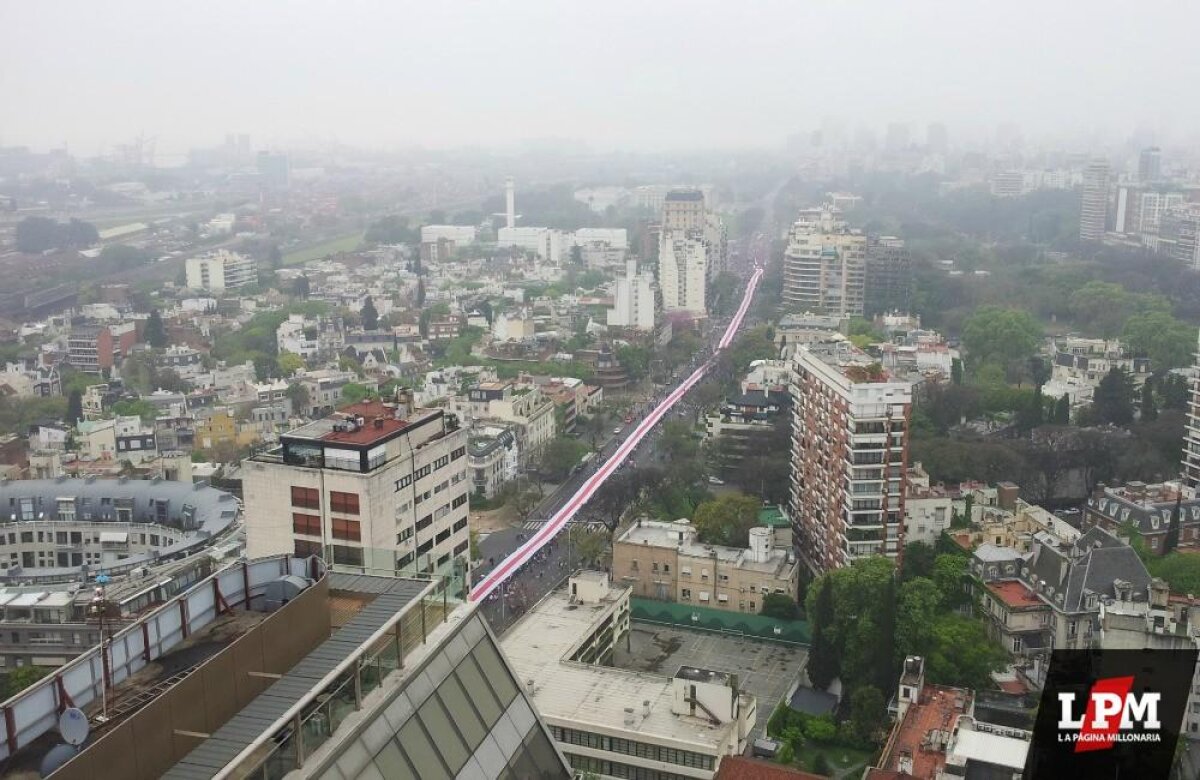 VIDEO şi FOTO River Plate a intrat în Cartea Recordurilor! 100.000 de fani au desfăşurat pe străzi cel mai mare steag din lume