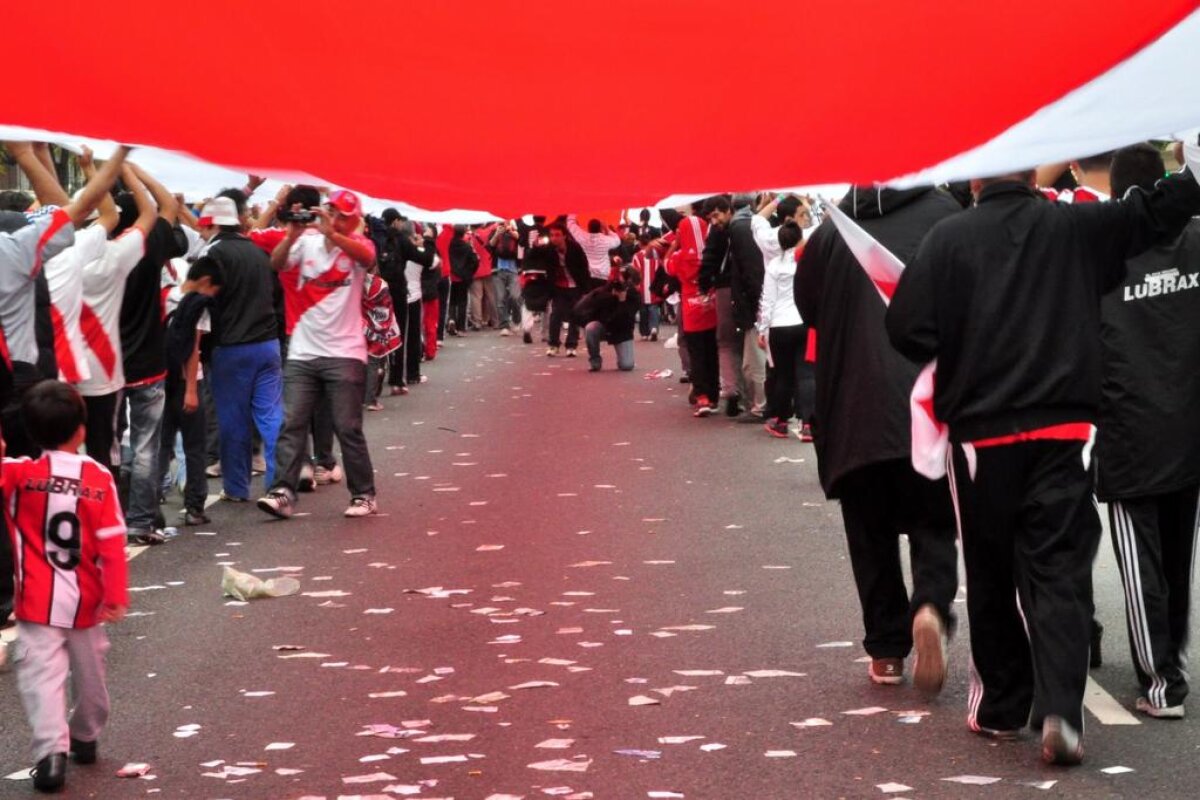 VIDEO şi FOTO River Plate a intrat în Cartea Recordurilor! 100.000 de fani au desfăşurat pe străzi cel mai mare steag din lume