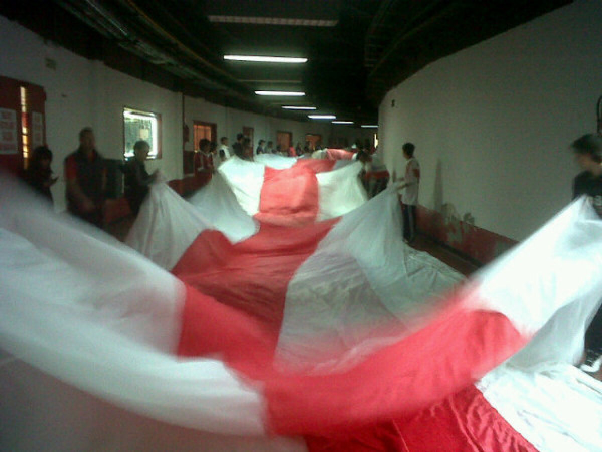 VIDEO şi FOTO River Plate a intrat în Cartea Recordurilor! 100.000 de fani au desfăşurat pe străzi cel mai mare steag din lume