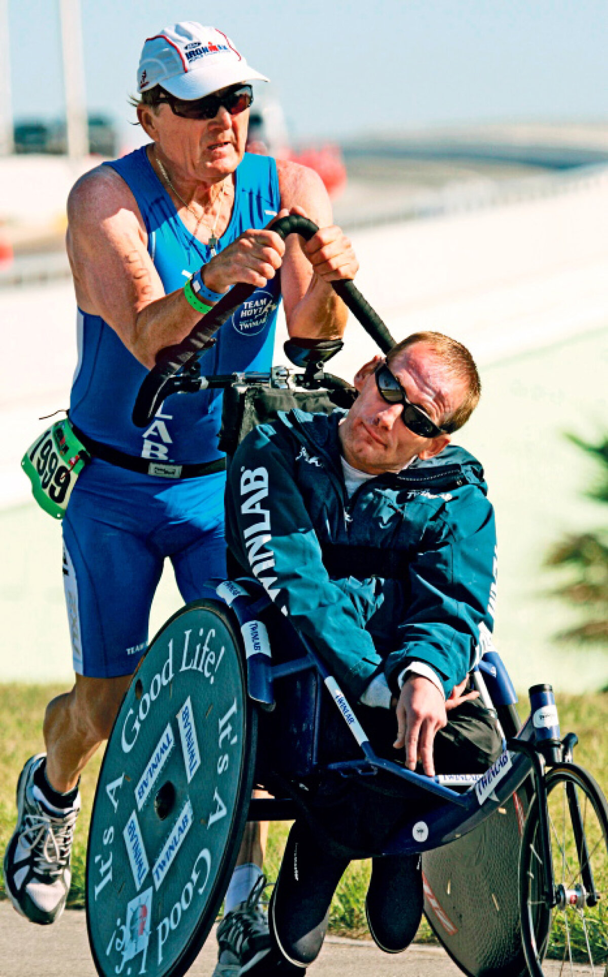 Tată pînă la capătul lumii » Un american de 72 de ani şi fiul său, paralizat, formează cea mai uluitoare echipă din lumea triatloniştilor