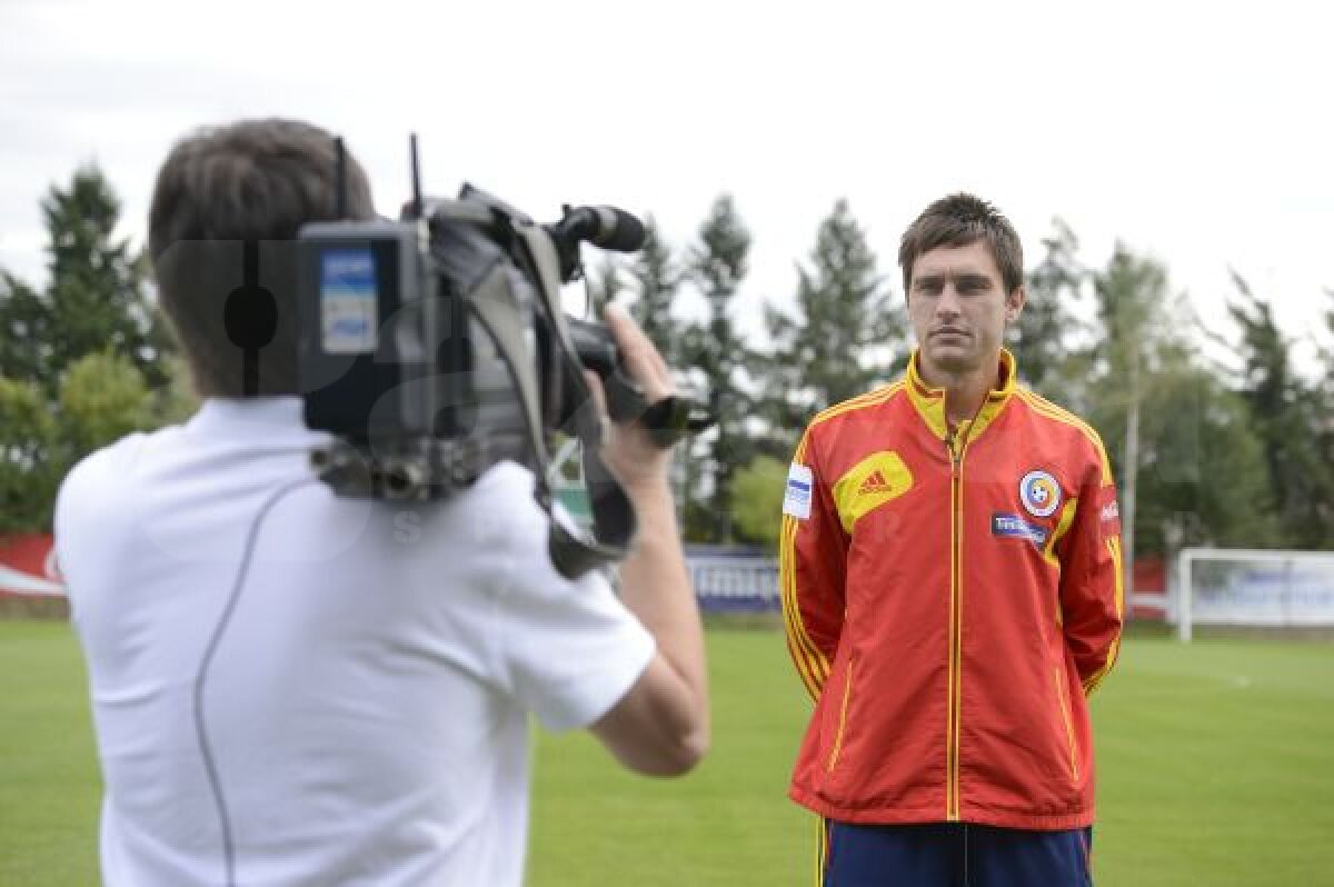 VIDEO Actori pentru o oră » Înainte de plecarea spre Turcia, cinci ”tricolori” au filmat pentru Antena 1 un spot de promovare al partidei cu Olanda