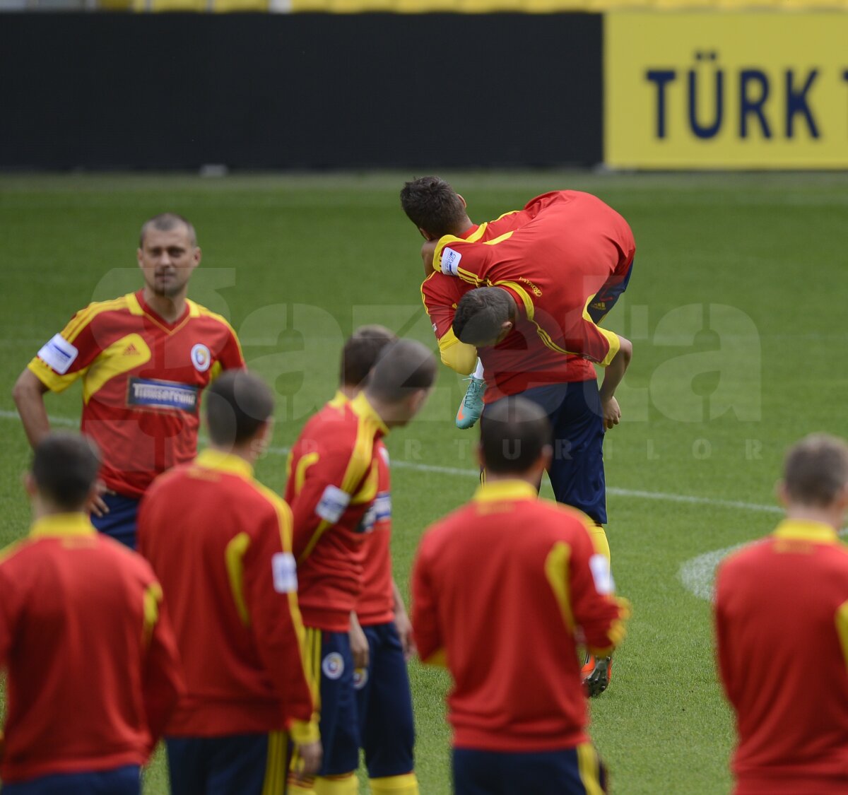 Mutu flower power » "Briliantul" s-a luptat cu Torje şi l-a imitat pe Ibrahimovici ;)