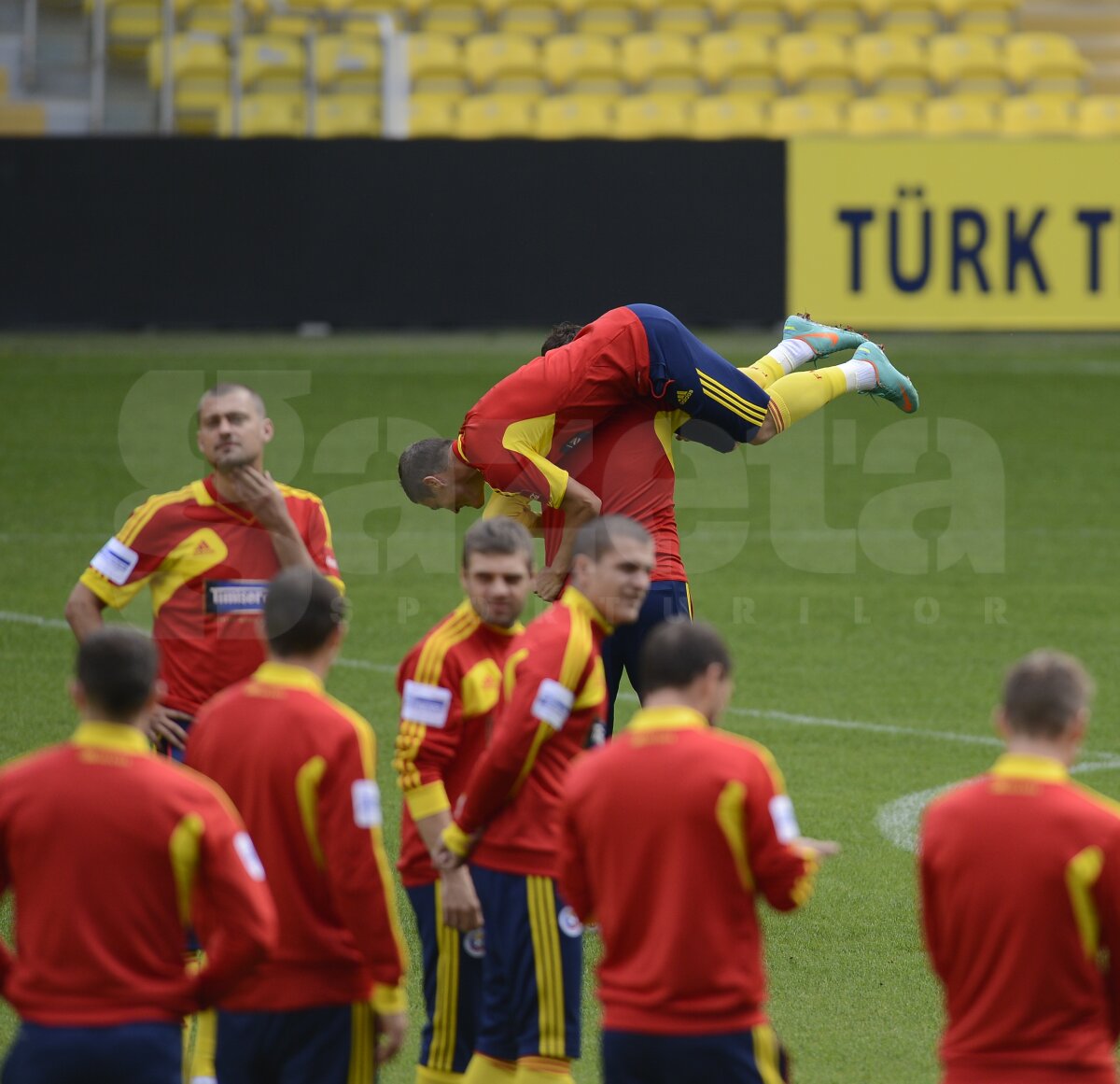 Mutu flower power » "Briliantul" s-a luptat cu Torje şi l-a imitat pe Ibrahimovici ;)