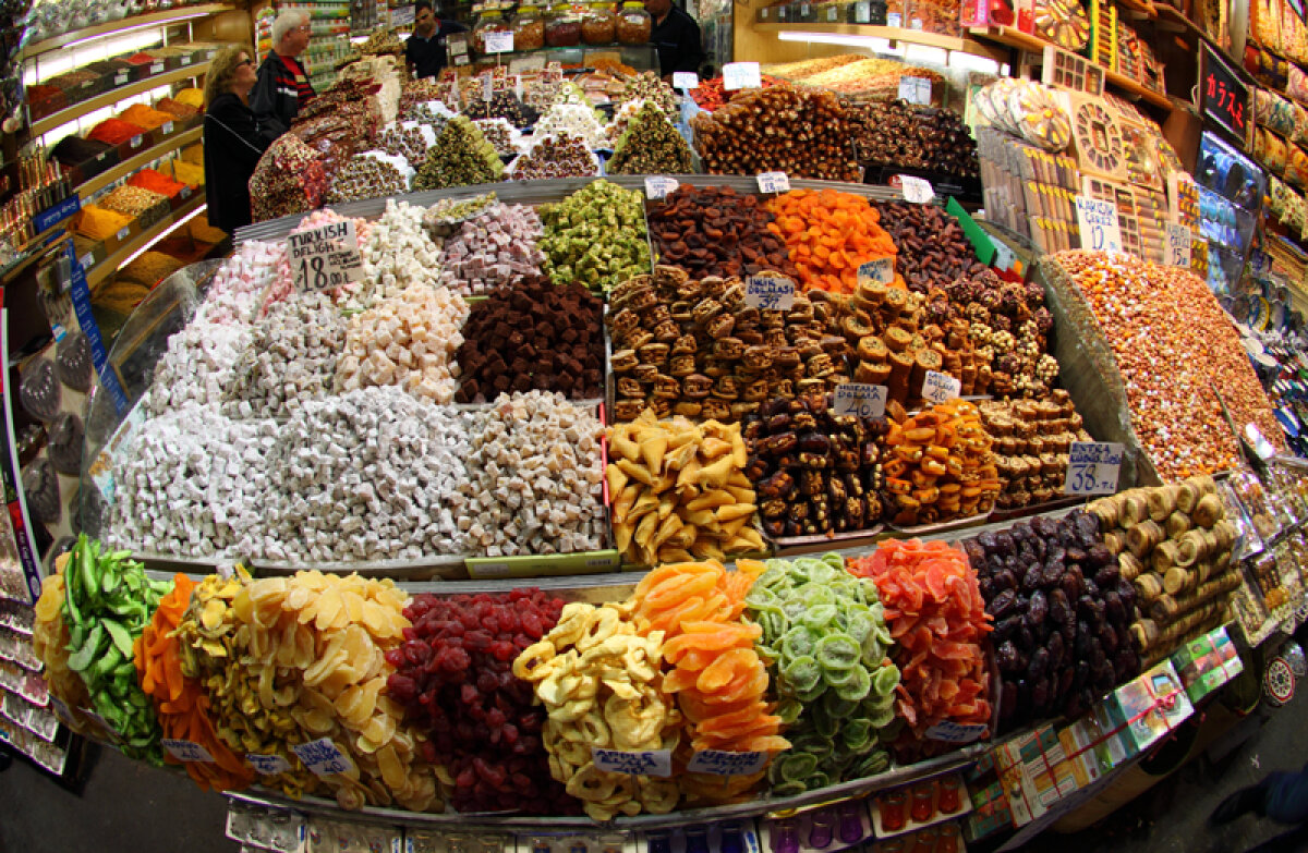 FOTO Oraşul care îţi "fură" banii fără să te superi! » Incursiune în locul în care România îşi va juca azi şansa la calificare