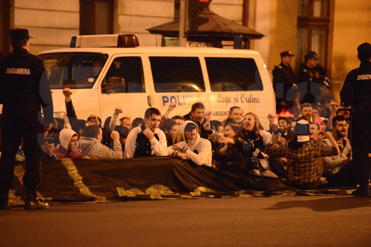 FOTO Miting pentru "U": fanii au ieşit în stradă » Cine s-a alăturat galeriei