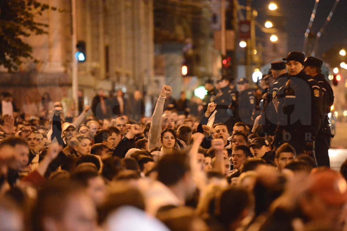 FOTO Miting pentru "U": fanii au ieşit în stradă » Cine s-a alăturat galeriei