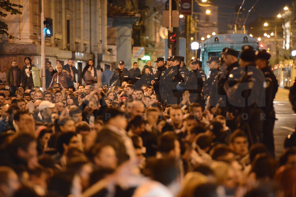 FOTO Miting pentru "U": fanii au ieşit în stradă » Cine s-a alăturat galeriei