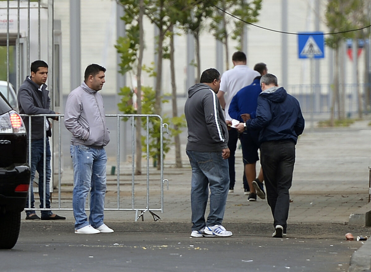 Preţ dublu la stadion, triplu pe net! » Bilete la România-Olanda se mai găsesc doar la bişniţari şi pe site-uri