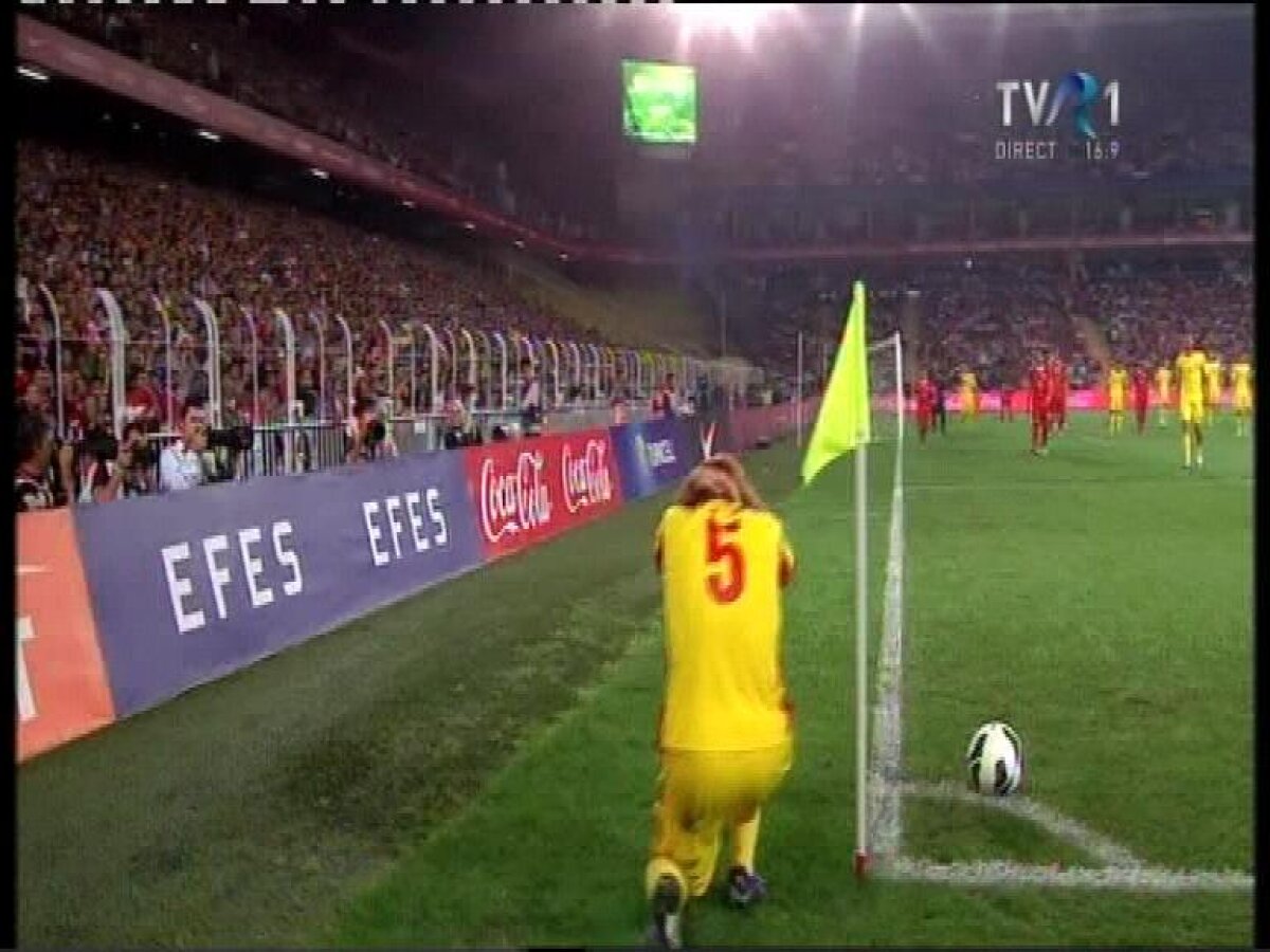 FOTO Fanii turci şi-au dat în petic » Bourceanu a fost lovit de un obiect aruncat din tribune!