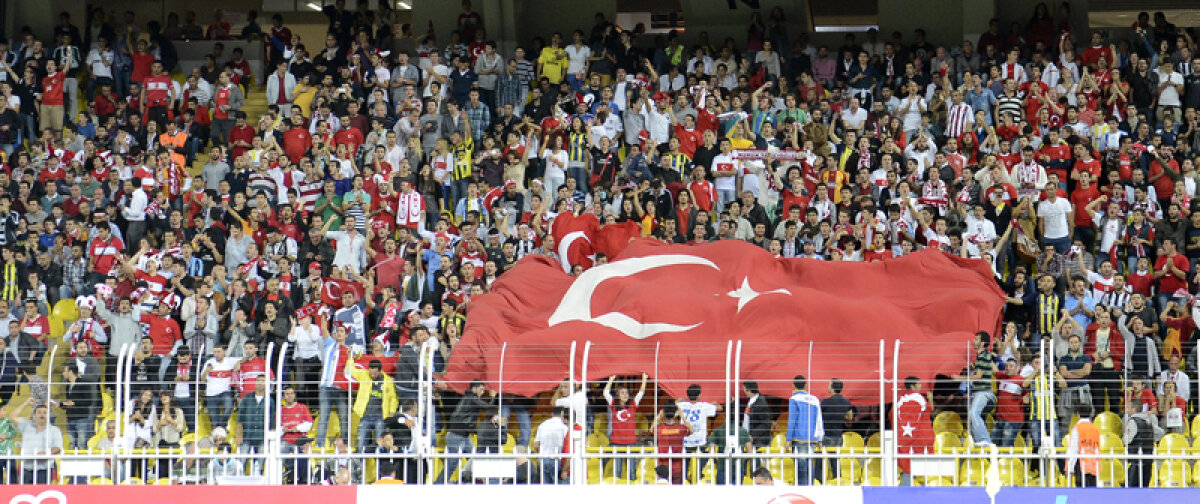 FOTO Cîtă frunză şi iarbă! » Cei 50.000 de fani turci i-au strîns ca într-o menghină pe cei 700 de suporteri români prezenţi la meci