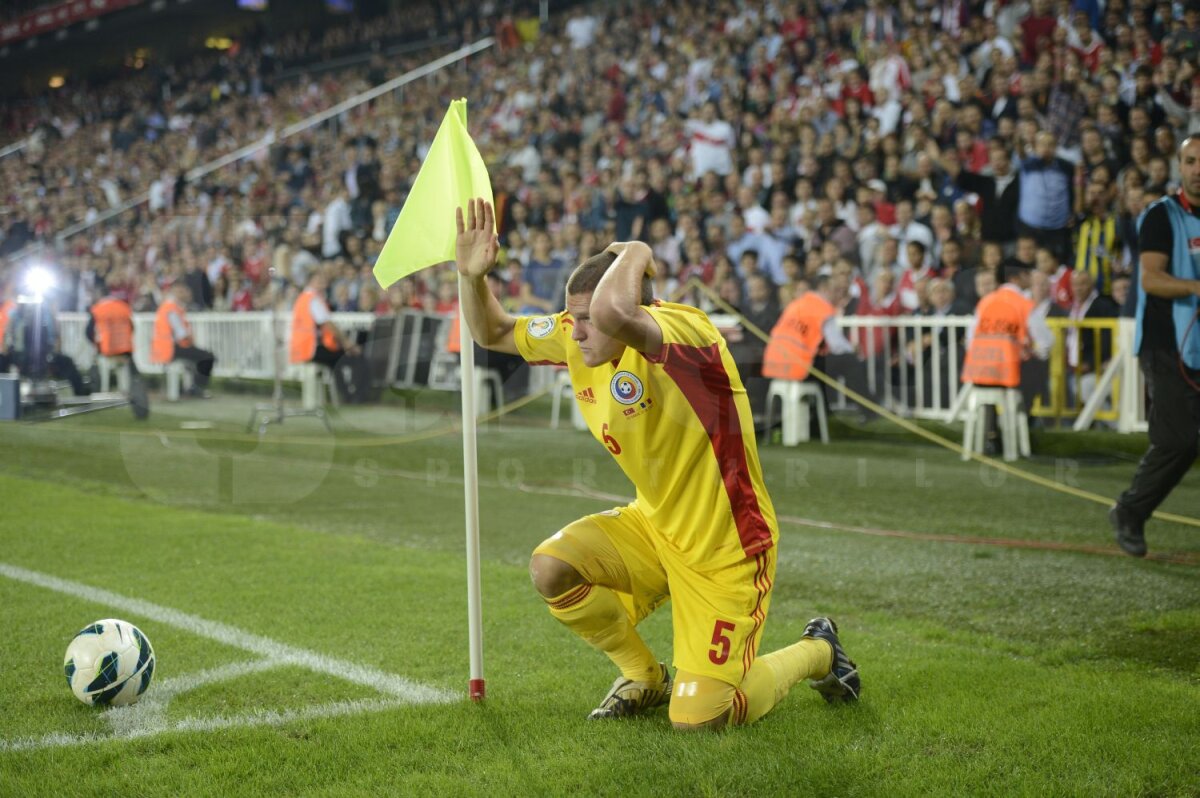FOTO Fanii turci şi-au dat în petic » Bourceanu a fost lovit de un obiect aruncat din tribune!