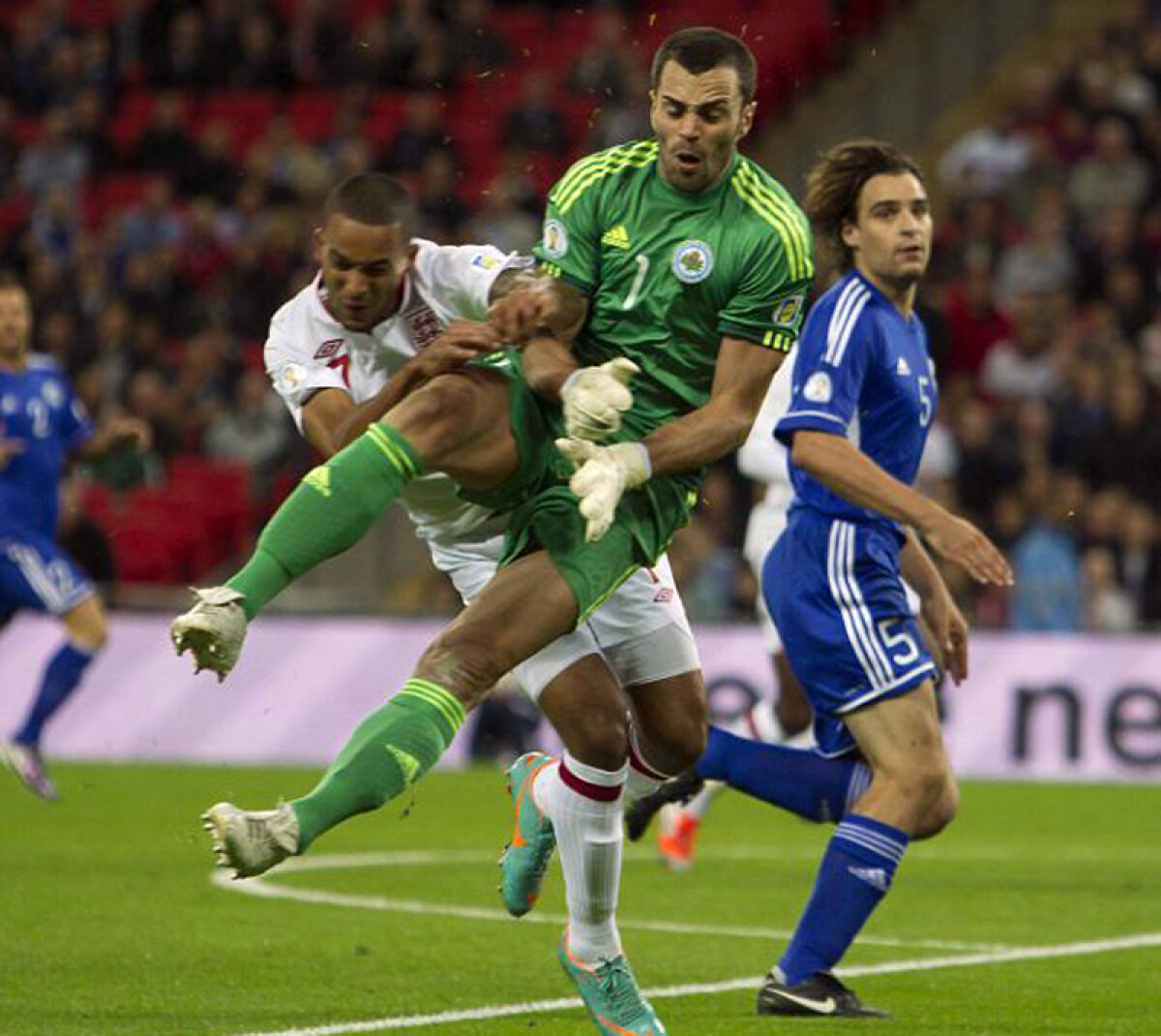 I-a rupt o coastă » Walcott în spital după coliziunea cu portarul lui San Marino