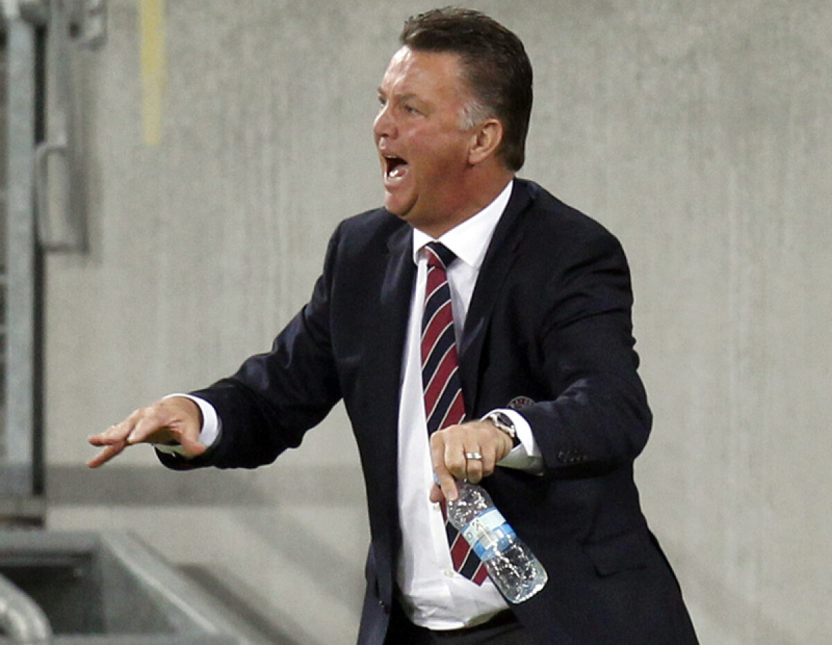 Crăciunescu şi Porumboiu l-au arbitrat pe Van Gaal în punctul culminant al carierei: "E prea bătrîn să mai sară ca la karate!"