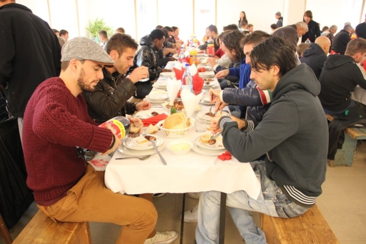 FOTO În timp ce steliştii vomitau prin taxiuri, campionii de la CFR Cluj petreceau cu măsură la Sîncraiu ;)