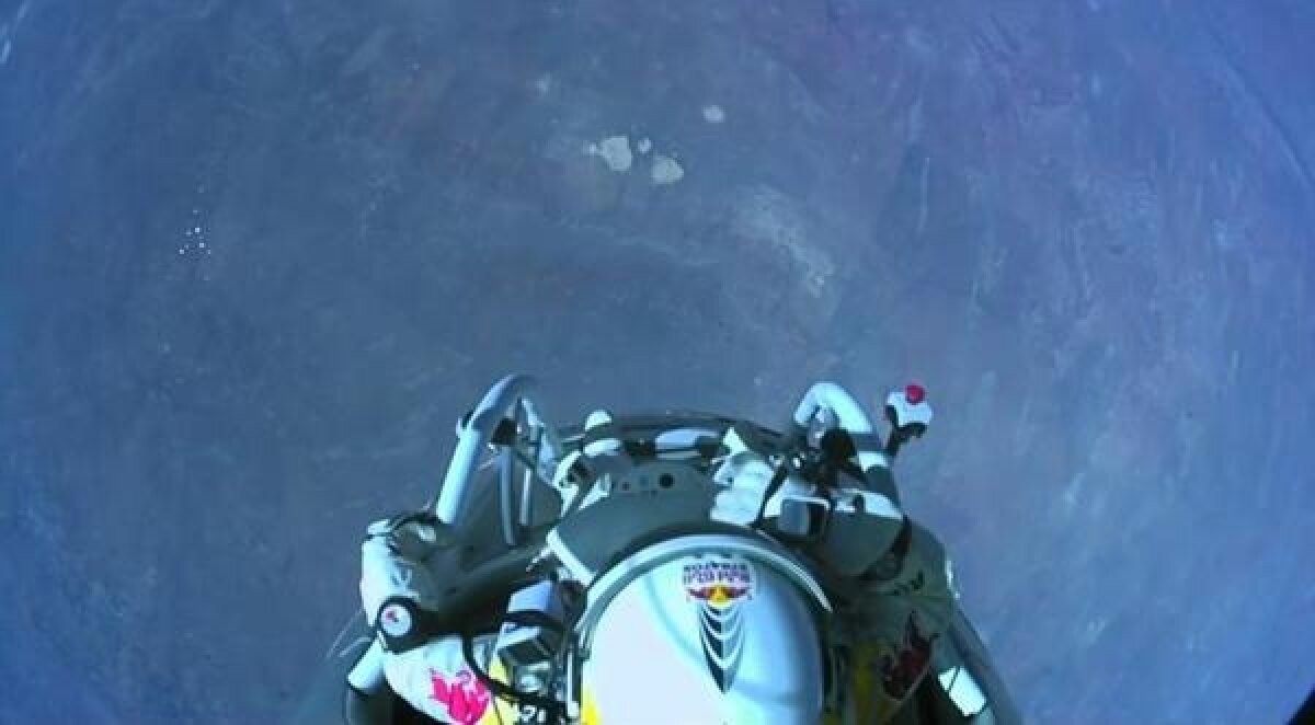 VIDEO Baumgartner, omul supersonic! A sărit de la 39.000 de metri: "Acolo sus este o lume diferită. Credeam că-mi voi pierde cunoştinţa"