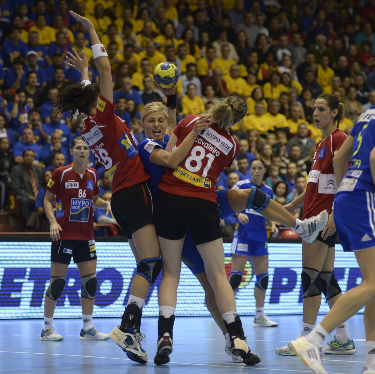 VIDEO&FOTO Debut excelent al "galacticelor" în Liga Campionilor » Oltchim - Hypo 30-25