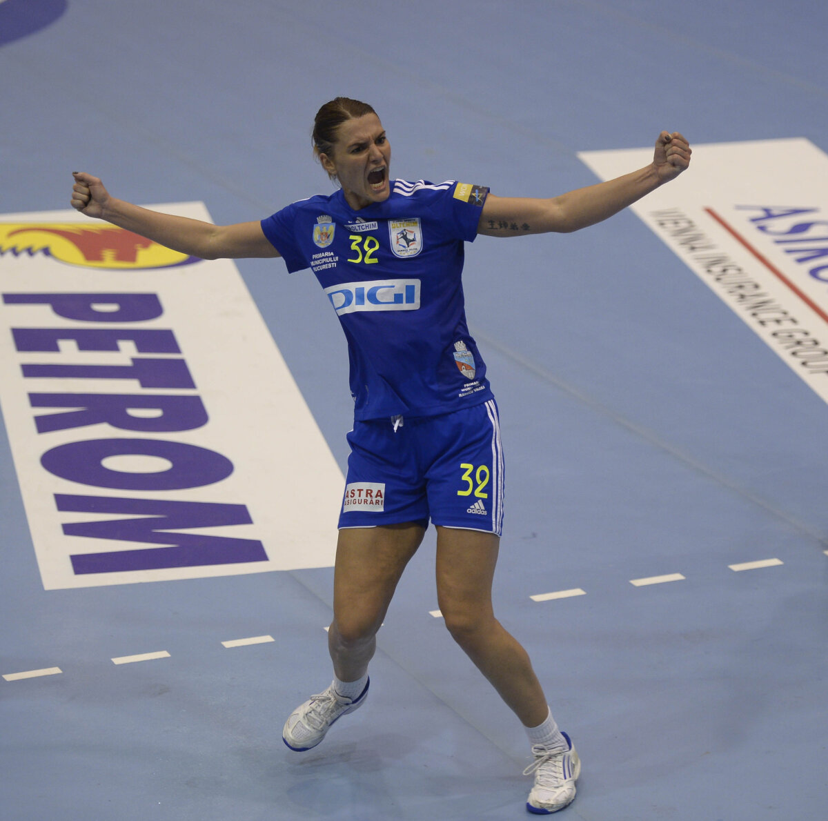 VIDEO&FOTO Debut excelent al "galacticelor" în Liga Campionilor » Oltchim - Hypo 30-25