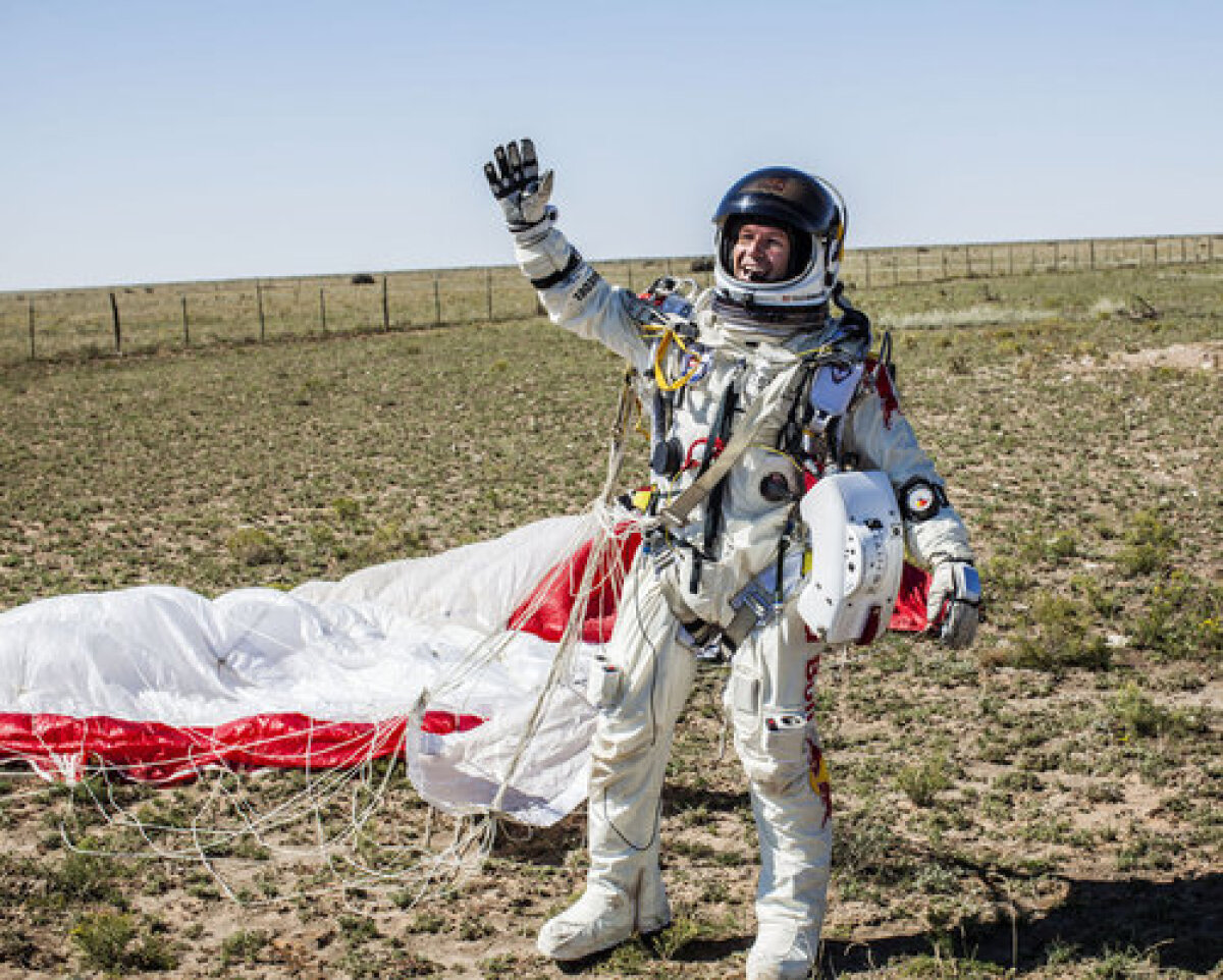 VIDEO Baumgartner, omul supersonic! A sărit de la 39.000 de metri: "Acolo sus este o lume diferită. Credeam că-mi voi pierde cunoştinţa"