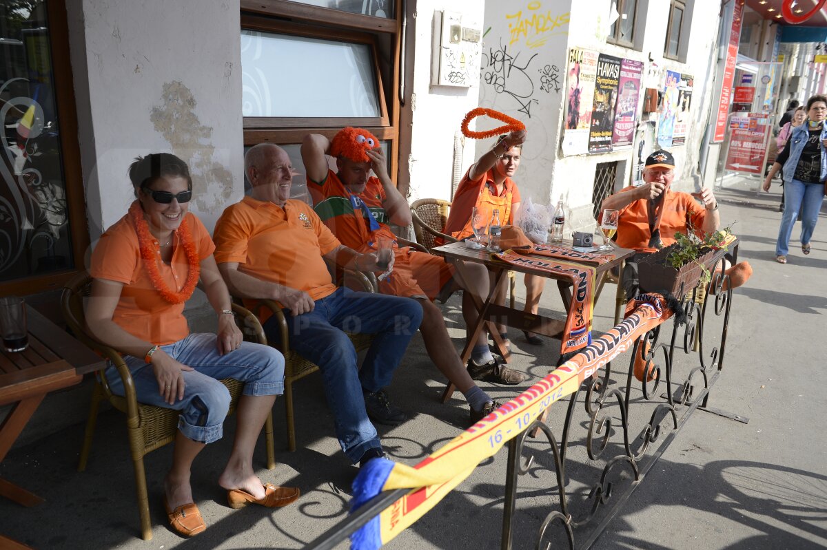 FOTO Suporterii Olandei au petrecut în Centrul Vechi înaintea partidei » Ce surprize au avut :)