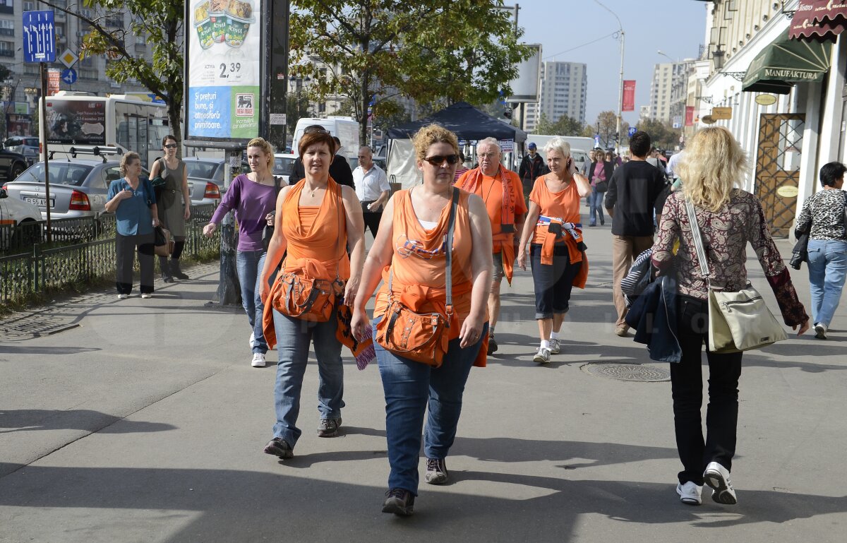 FOTO Suporterii Olandei au petrecut în Centrul Vechi înaintea partidei » Ce surprize au avut :)