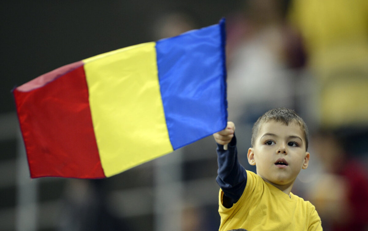 FOTO Revoluţia "tricoloră" » Suporterii naţionalei au regăsit bucuria de a veni la meciurile reprezentativei