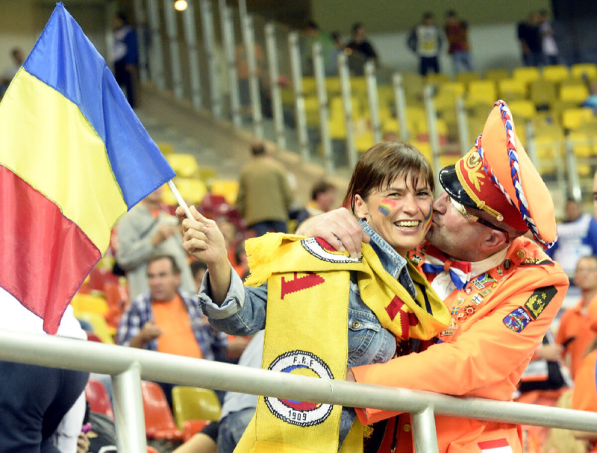 FOTO Revoluţia "tricoloră" » Suporterii naţionalei au regăsit bucuria de a veni la meciurile reprezentativei