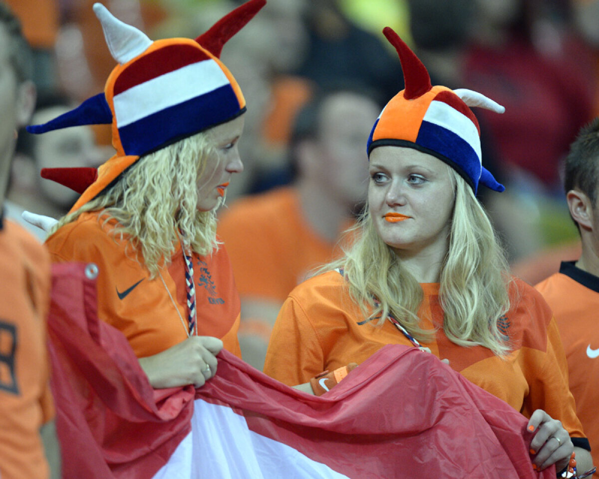 FOTO Revoluţia "tricoloră" » Suporterii naţionalei au regăsit bucuria de a veni la meciurile reprezentativei