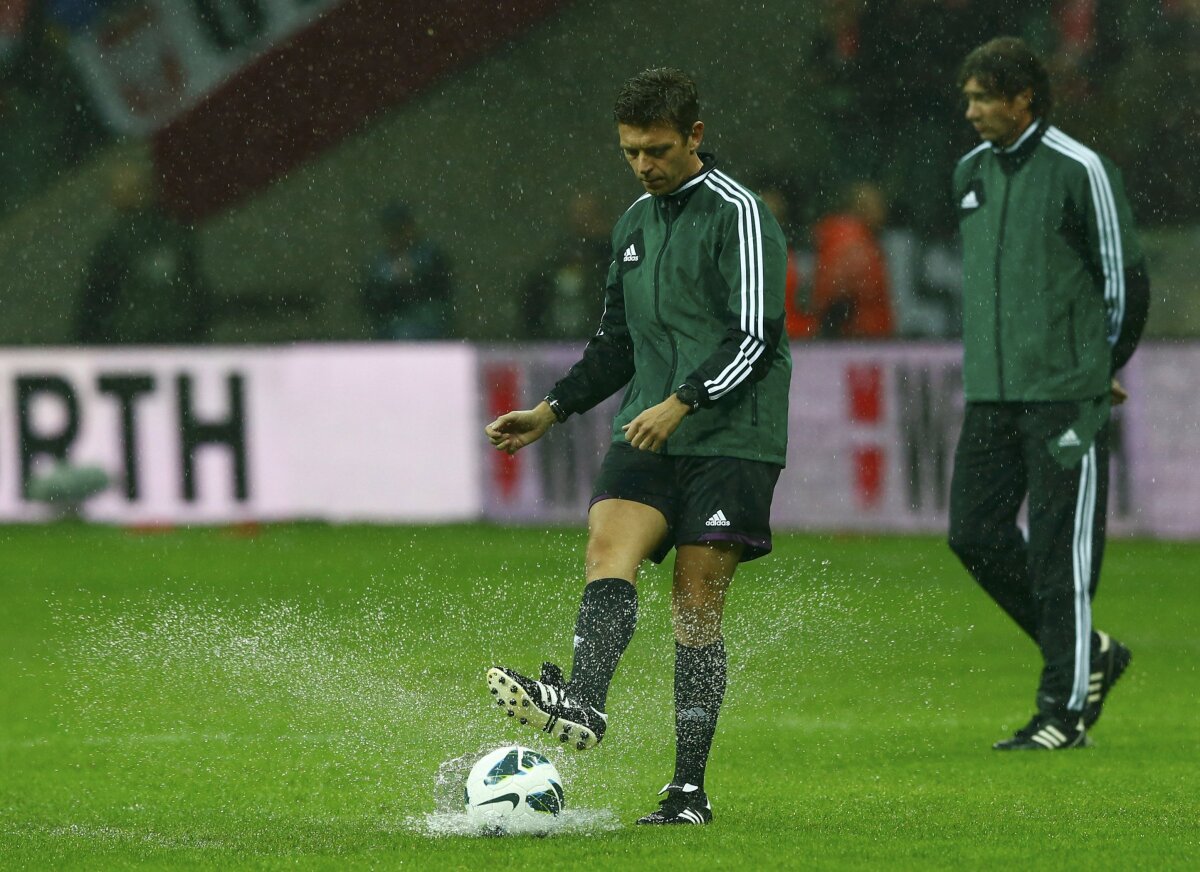 FOTO şi VIDEO Polonia - Anglia a fost amînat din cauza ploii » Cum puteau evita organizatorii această situaţie şi cînd se va disputa :D